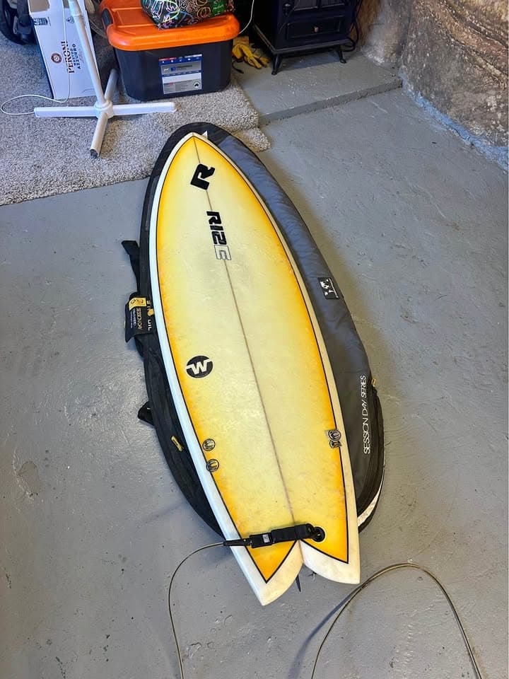 Rise 5'11 surfboard